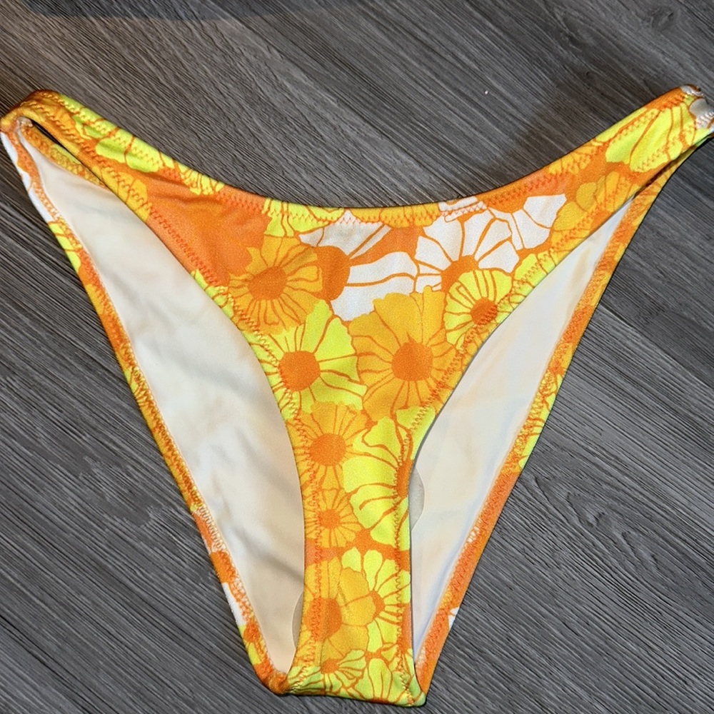 Orange floral Cheeky coverage bottom with top swimsuit set. - Picture 9 of 12
